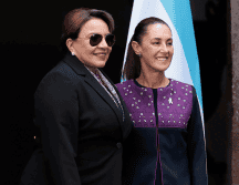 La Presidenta de México, Claudia Sheinbaum, posa junto a su homóloga de Honduras, Xiomara Castro, durante una ceremonia de bienvenida en Palacio Nacional. EFE/J. Méndez