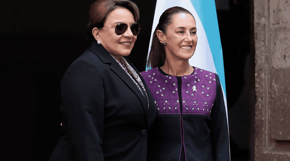 La Presidenta de México, Claudia Sheinbaum, posa junto a su homóloga de Honduras, Xiomara Castro, durante una ceremonia de bienvenida en Palacio Nacional. EFE/J. Méndez