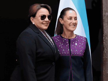 La Presidenta de México, Claudia Sheinbaum, posa junto a su homóloga de Honduras, Xiomara Castro, durante una ceremonia de bienvenida en Palacio Nacional. EFE/J. Méndez