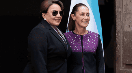 La Presidenta de México, Claudia Sheinbaum, posa junto a su homóloga de Honduras, Xiomara Castro, durante una ceremonia de bienvenida en Palacio Nacional. EFE/J. Méndez