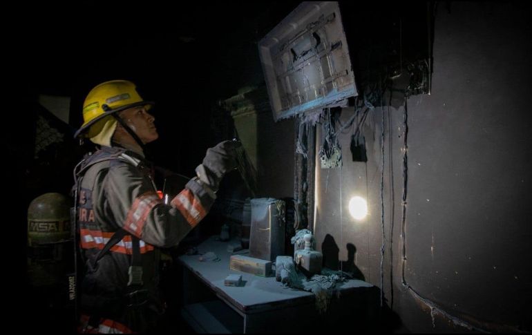 La noche de este lunes, un incendio provocó una fuerte movilización por la colonia Ladrón de Guevara. ESPECIAL / FACEBOOK Protección Civil y Bomberos GDL