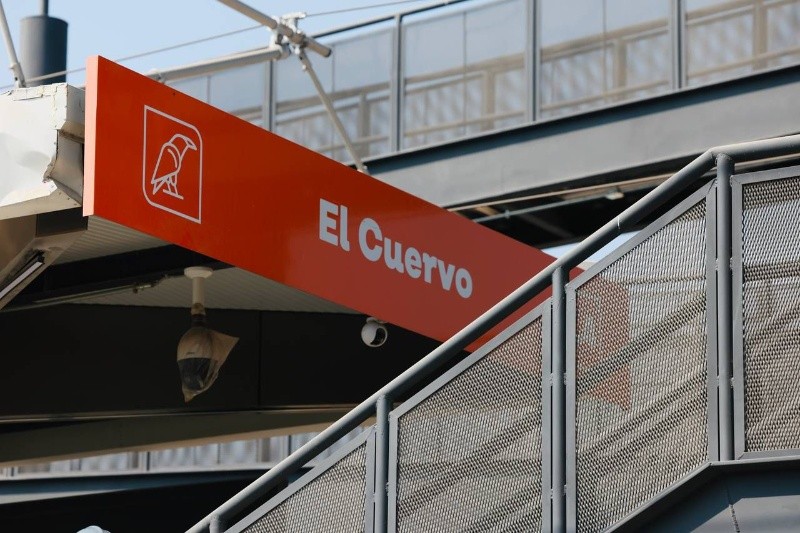 En la estación El Cuervo, los funcionarios constataron que los vagones del nuevo sistema de transporte ya realizan pruebas y calibraciones en tiempo real. CORTESÍA