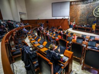 El funcionario estatal destacó los trabajos para conformar la red estatal de hospitales - escuela junto con la Universidad de Guadalajara que permitirá que estudiantes de la carrera de Medicina se preparen en la atención a pacientes del estado en zonas como Puerto Vallarta o Zapotlán. EL INFORMADOR / A. Navarro