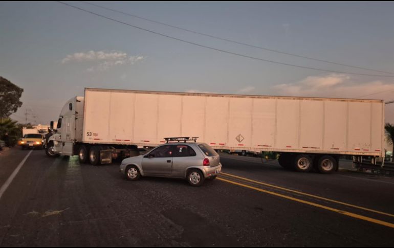 Distintas vías importantes fueron bloqueadas por agricultores y transportistas. ESPECIAL