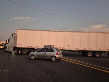 Distintas vías importantes fueron bloqueadas por agricultores y transportistas. ESPECIAL