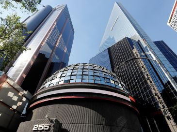 En la jornada, el peso mexicano se apreció un 0.27 % frente al dólar, al cotizar en 17.98 unidades por billete verde, frente a los 18.03 en la jornada anterior, según datos del Banco de México. EFE / ARCHIVO