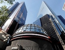 En la jornada, el peso mexicano se apreció un 0.27 % frente al dólar, al cotizar en 17.98 unidades por billete verde, frente a los 18.03 en la jornada anterior, según datos del Banco de México. EFE / ARCHIVO