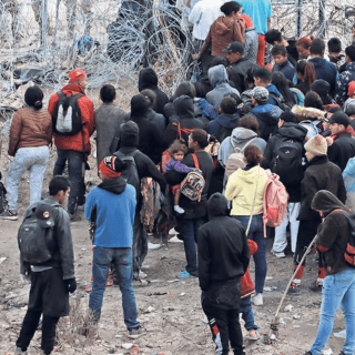 Bancos rechazan a migrantes y refugiados, revela estudio