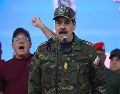 Maduro hizo un llamado a la Fuerza Armada, a los cuerpos policiales y a los ciudadanos en general a exigirse "diez veces más" para "ser capaces de defender cada palmo" del territorio "de cualquier amenaza o agresión imperialista, venga de donde venga y cuando venga". EFE / M. Gutiérrez