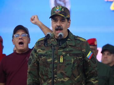 Maduro hizo un llamado a la Fuerza Armada, a los cuerpos policiales y a los ciudadanos en general a exigirse "diez veces más" para "ser capaces de defender cada palmo" del territorio "de cualquier amenaza o agresión imperialista, venga de donde venga y cuando venga". EFE / M. Gutiérrez