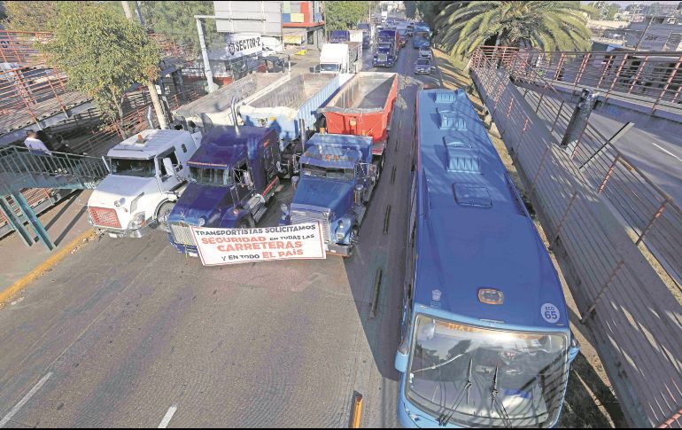 Transportistas sufren asaltos frecuentes y violentos en carreteras; autoridades llaman a reforzar la seguridad vial. EL UNIVERSAL