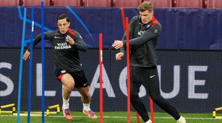 Giacomo Raspadori y Alexander Sorloth, del Atlético de Madrid, durante un entrenamiento antes del partido de Liga de Campeones ante el Inter de Milán. EFE/S. Pérez