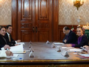 La vista oficial de Castro a México, donde llegó el domingo por la tarde, se produjo a menos de una semana de las elecciones presidenciales en Honduras. EFE/Presidencia de México