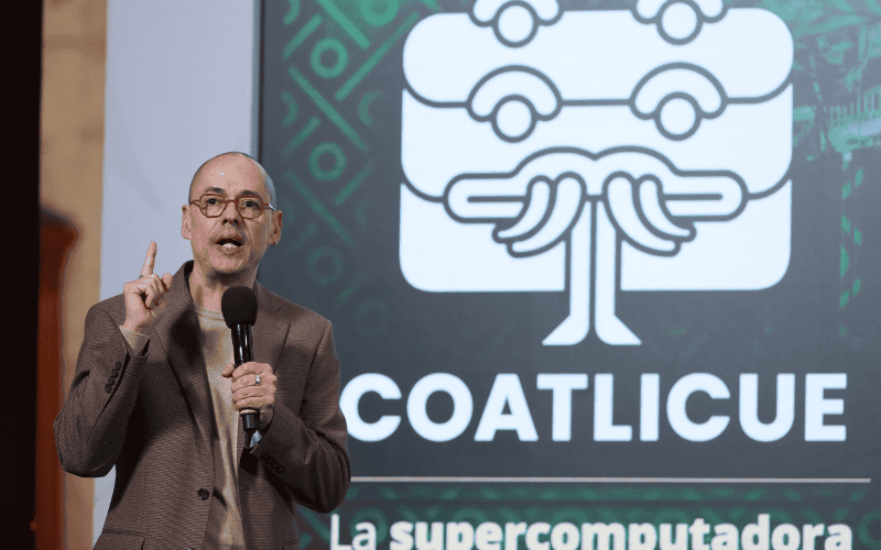 José Peña Merino destacó algunos usos, como la capacidad para predicciones climatológicas, modelación de agua superficial y subterránea, y el procesamiento de grandes volúmenes de datos fiscales y aduaneros. EFE / M. Guzmán