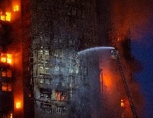 Se han desplegado más de 140 camiones de bomberos y más de 800 bomberos y paramédicos para extinguir el incendio. AP /C. LONG