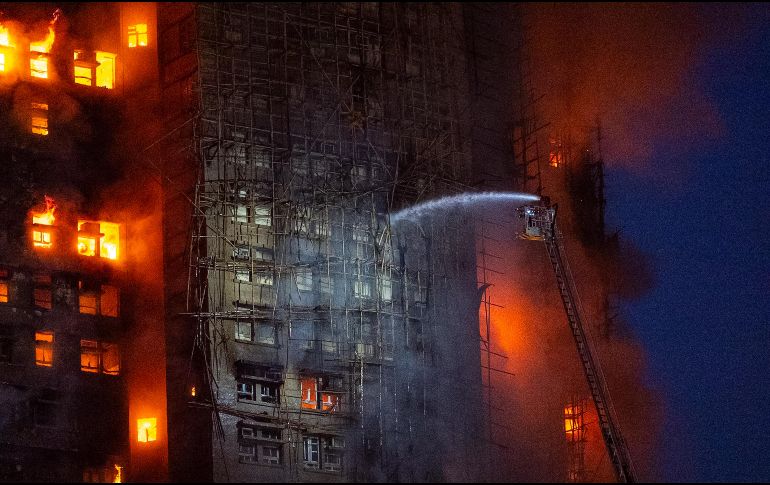 Se han desplegado más de 140 camiones de bomberos y más de 800 bomberos y paramédicos para extinguir el incendio. AP /C. LONG