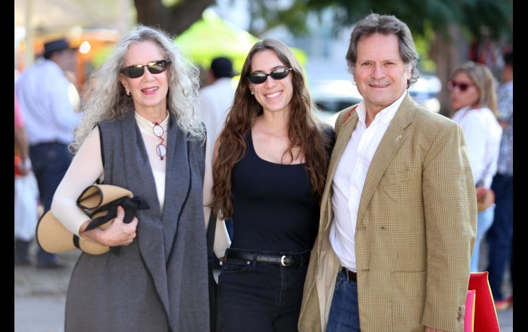 Lorena Urrea, Sofía y Óscar Ramírez. GENTE BIEN JALISCO / Revista del 28 de noviembre 2025