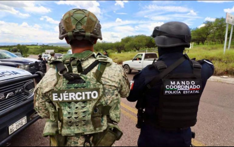 La Secretaría de Seguridad Pública aún no emite ninguna recomendación para las personas que transitan por esta zona, donde se mantiene un fuerte cordón de seguridad para capturar a los civiles armados. ESPECIAL