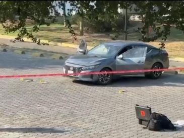 De forma extraoficial se indicó que el vehículo, un Nissan Sentra gris de reciente modelo, tenía impactos de bala y huellas de líquido hemático. ESPECIAL