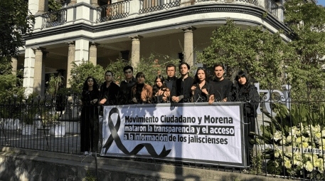 La manifestación tuvo lugar frente a las oficinas del ITEI. CORTESÍA