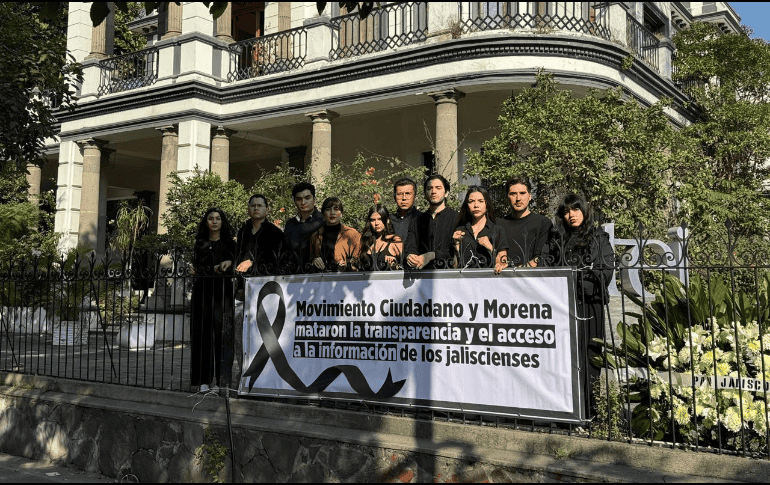 La manifestación tuvo lugar frente a las oficinas del ITEI. CORTESÍA