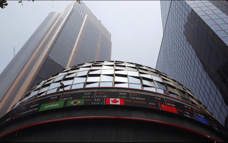 En la jornada, el peso mexicano se apreció un 0.15% frente al dólar, al cotizar en 17.95 unidades por billete verde, frente a los 19.98 en la jornada anterior, según datos del Banco de México. EFE / ARCHIVO