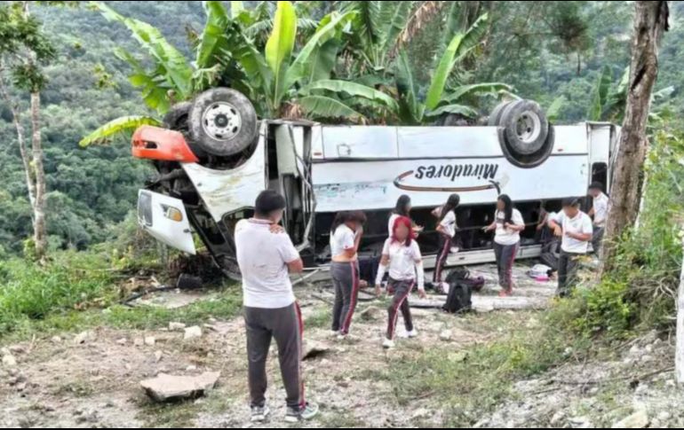 Una estudiante perdió la vida y 25 más resultaron heridas tras la volcadura de un autobús de pasajeros en el municipio de Emiliano Zapata, en la zona conurbada de Xalapa, capital de Veracruz. ESPECIAL