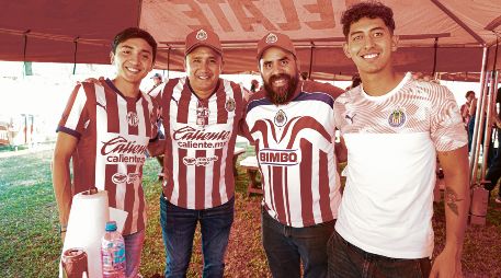 Rojiblancos de corazón. La lealtad de 60 seguidores del Rebaño fue premiada en este memorable evento en el estadio AKRON. EL INFORMADOR/J. Acosta