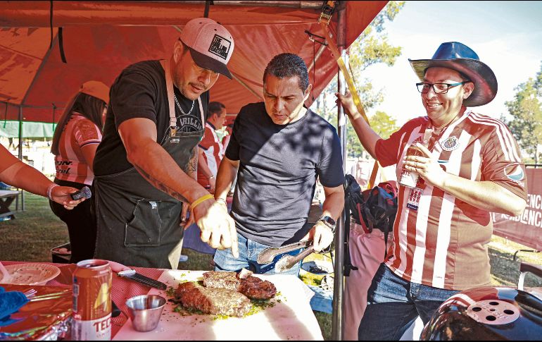 Los expertos de Grilling Bastards enseñaron a los asistentes a preparar carnes de calidad. EL INFORMADOR/J. Acosta