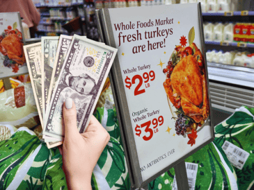 Algunos negocios ofrecen pavos con descuentos para mitigar el posible impacto que tiene el aumento del restos de ingredientes. EFE / O. Guzmán