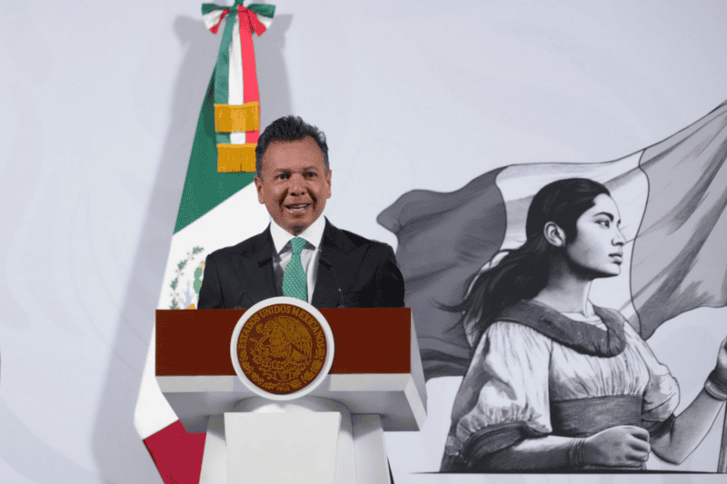 Se renovarán 270 canchas de futbol a fin de que cada uno de los 125 municipios de la entidad cuente con una. ESPECIAL/Presidencia de México