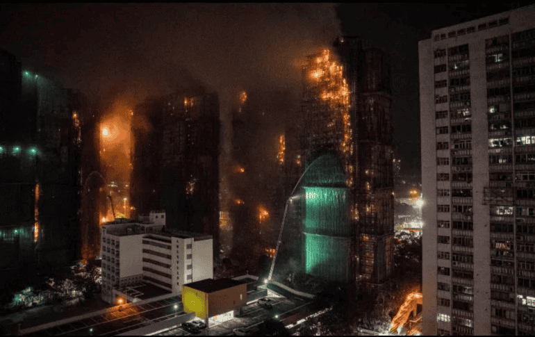 Mientras las investigaciones continúan, el profesor Huang subrayó que más allá de la causa inicial, lo verdaderamente relevante son los factores que permitieron que una pequeña chispa se propagara por siete edificios y causara decenas de muertes. EFE/L. MAN HEI 