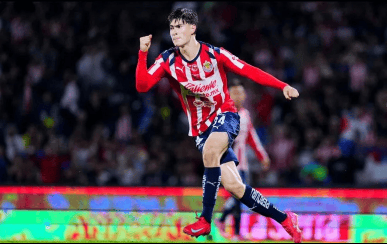 El delantero mostró alegría por recibir un objeto relacionado con sus gustos personales, dejando ver su lado más fanático de la cultura anime. IMAGO7