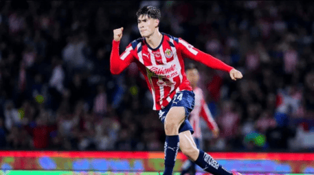 El delantero mostró alegría por recibir un objeto relacionado con sus gustos personales, dejando ver su lado más fanático de la cultura anime. IMAGO7