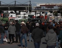 Productores chihuahuenses trasladaron maquinaria agrícola y tractores hasta el acceso al cruce internacional 