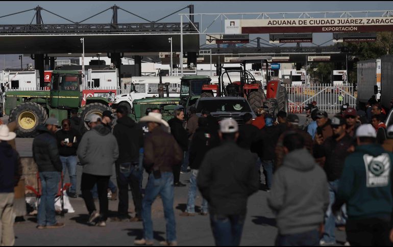 Productores chihuahuenses trasladaron maquinaria agrícola y tractores hasta el acceso al cruce internacional 