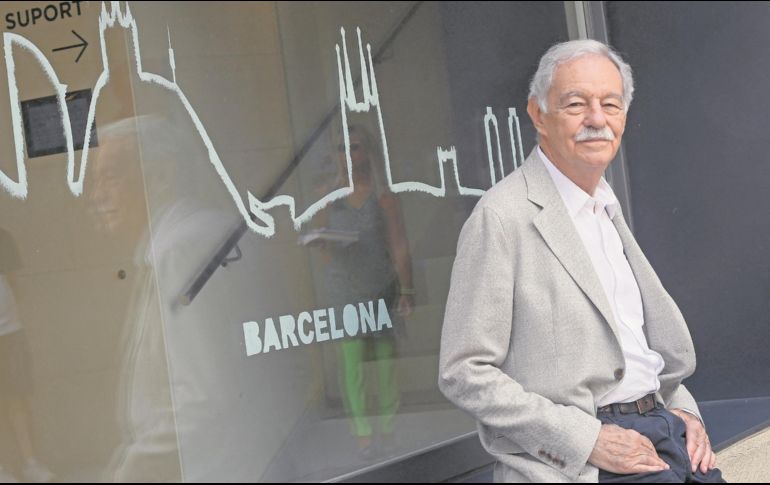 El escritor español, Eduardo Mendoza, posa durante la presentación de su novela “El rey recibe”, en Barcelona. AFP