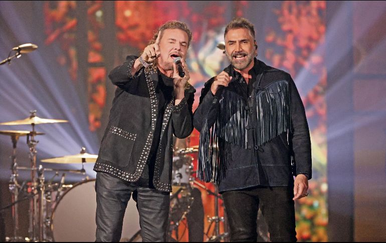 Fher Olvera, de Maná, y Alejandro Fernández compartieron escenario en los Latin Grammy de 2021. AFP