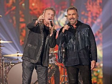 Fher Olvera, de Maná, y Alejandro Fernández compartieron escenario en los Latin Grammy de 2021. AFP