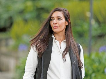 La escritora uruguaya posa para una sesión fotográfica en la Universidad de los Andes, en Bogotá, Colombia. AFP