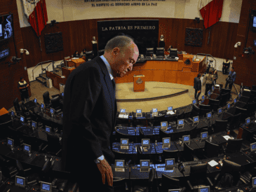 Ayer, en el Senado, se aprobó en fast track la renuncia de Gertz Manero. EFE / SUN / ARCHIVO