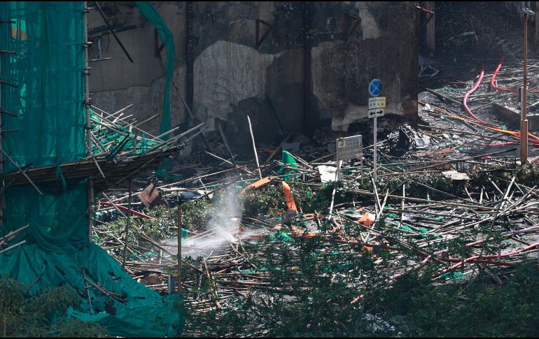 Los equipos estaban priorizando las viviendas desde las cuales recibieron más de dos docenas de llamadas de auxilio, pero a las que no pudieron llegar. EFE/M. JAMES