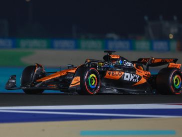 Oscar Piastri hizo valer las buenas sensaciones que mostró en los primeros entrenamientos libres al quedarse con la "pole" para la carrera sprint en Lusail. AFP / K. Jaafar