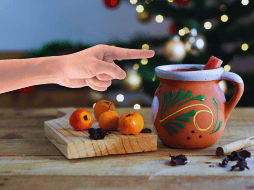 Aunque el ponche navideño es una bebida cargada de nutrientes, su consumo debe ser moderado, especialmente si se prepara con endulzantes añadidos. ESPECIAL / CANVA