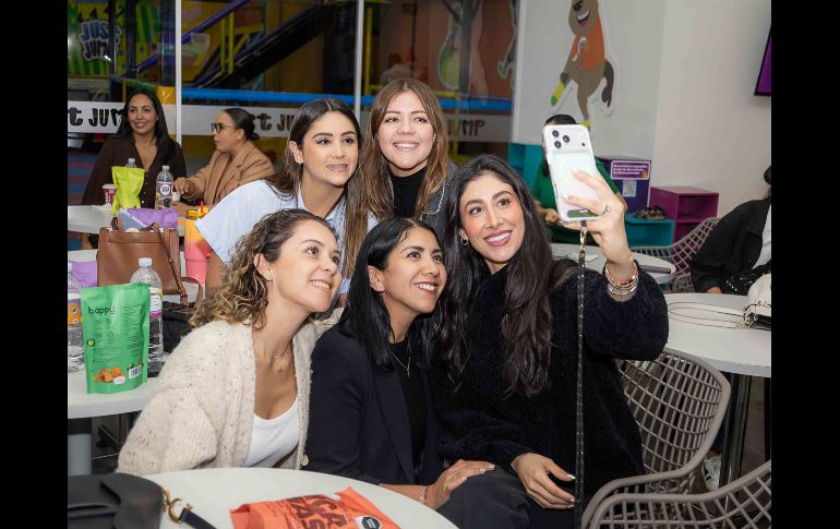 Lizeth González, Silvia Íñiguez, Lucy López, Fernanda Zúñiga y Leslie González. GENTE BIEN JALISCO /  Panel: “La salud mental comienza en casa”