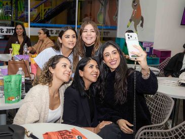Lizeth González, Silvia Íñiguez, Lucy López, Fernanda Zúñiga y Leslie González. GENTE BIEN JALISCO /  Panel: “La salud mental comienza en casa”