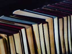 Advierten que es fundamental promover la lectura de libros y textos que desarrollen el análisis crítico, más allá de los contenidos de redes sociales. ESPECIAL / CANVA