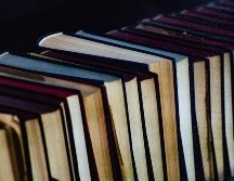 Advierten que es fundamental promover la lectura de libros y textos que desarrollen el análisis crítico, más allá de los contenidos de redes sociales. ESPECIAL / CANVA