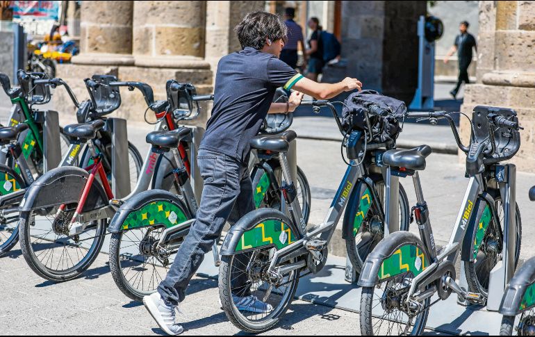 Personal de MiBici revisa y prepara para su reincorporación una de las bicicletas recuperadas durante los operativos recientes. EL INFORMADOR/ A. Navarro