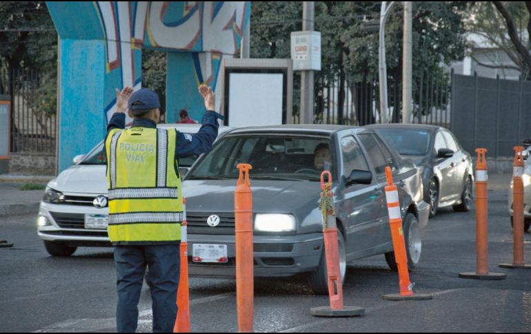 Aunque la ley no prohíbe la circulación de automotores con placas foráneas, establece que todos los vehículos deben cumplir con los requisitos para circular. ESPECIAL